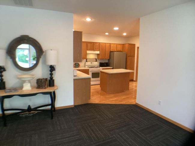 LARGE KITCEH WITH ISLAND AN HARDWOOD FLOORS | Image 10