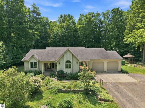 7212 E 46 1/2 Rd, Cadillac, MI, 49601-7060 | Card Image