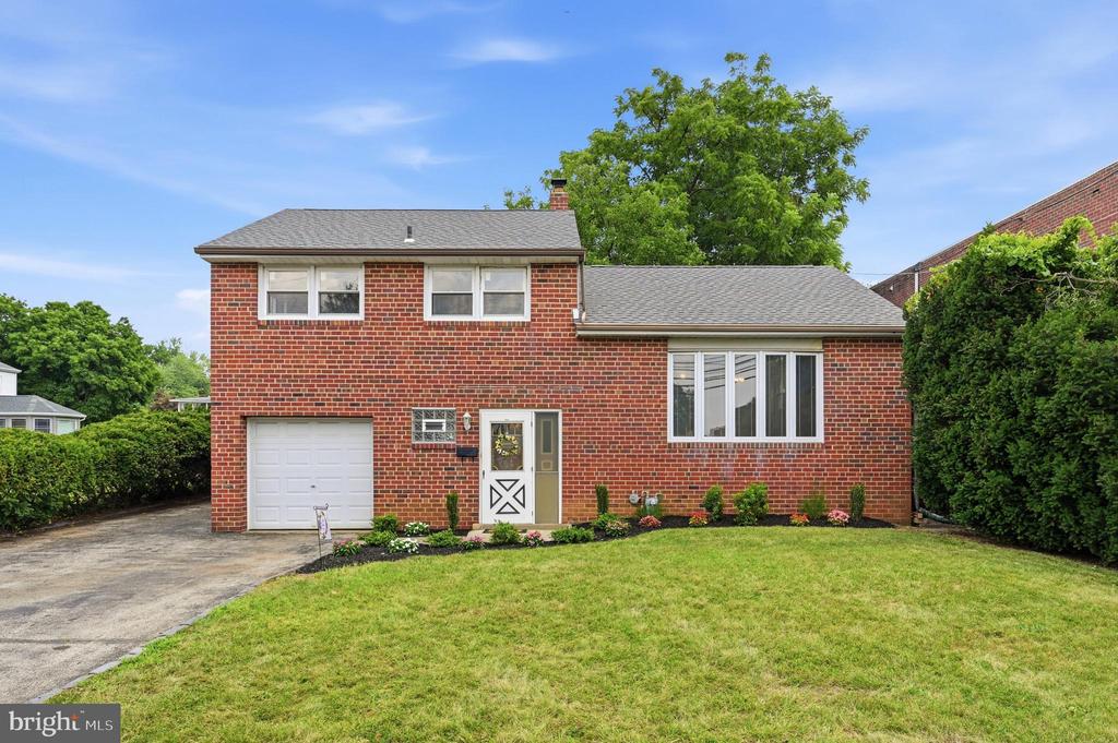 Residential in CLIFTON HEIGHTS 2