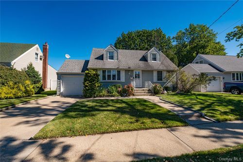 9 Po Lane, Oyster Bay, NY, 11801 | Card Image