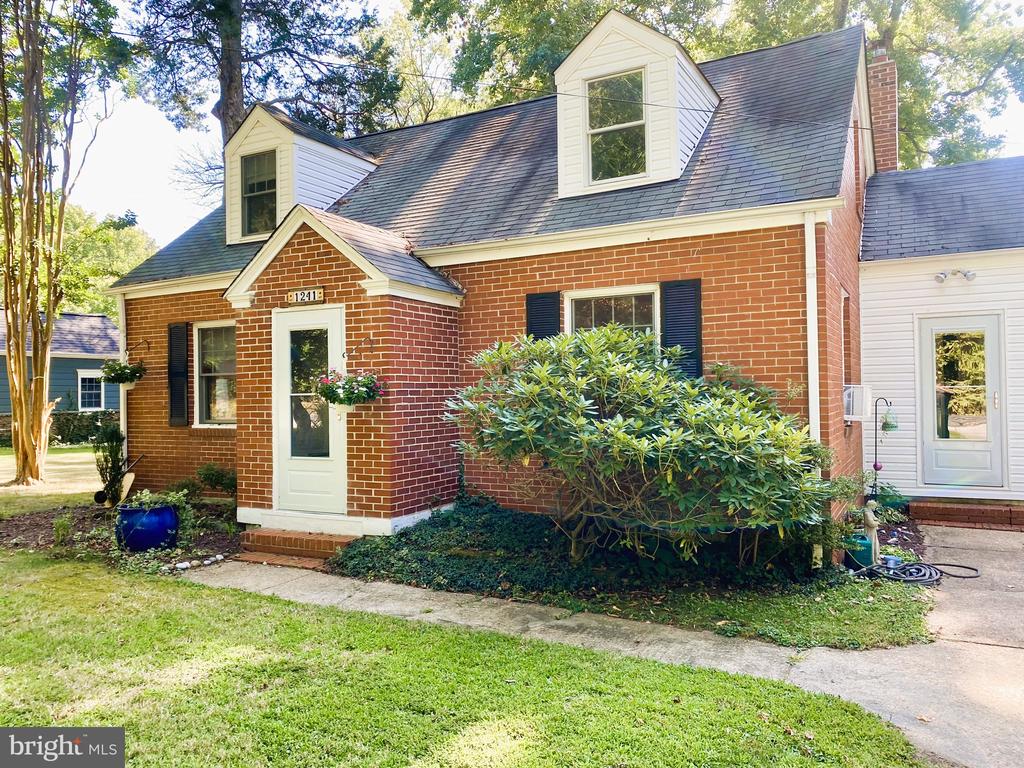 Dixona Dr, Edgewater, MD 21037