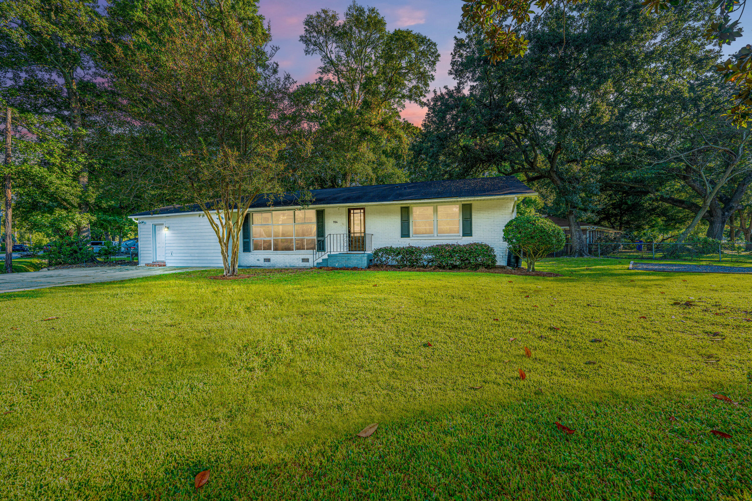 Sherwood Dr, Charleston, SC 29407