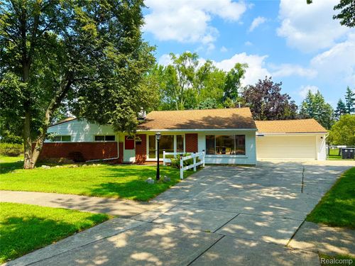 18582 Whitby St, Livonia, MI, 48152-3040 | Card Image