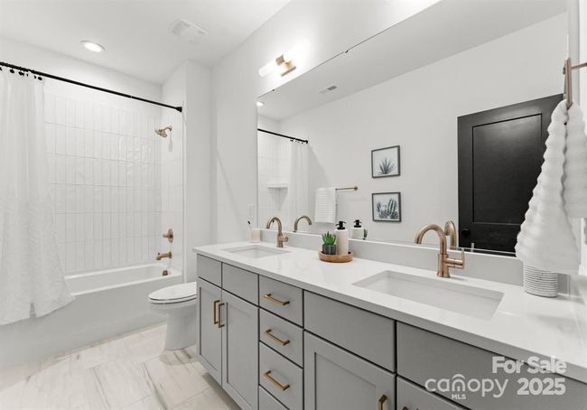 Hall bathroom | Image 18