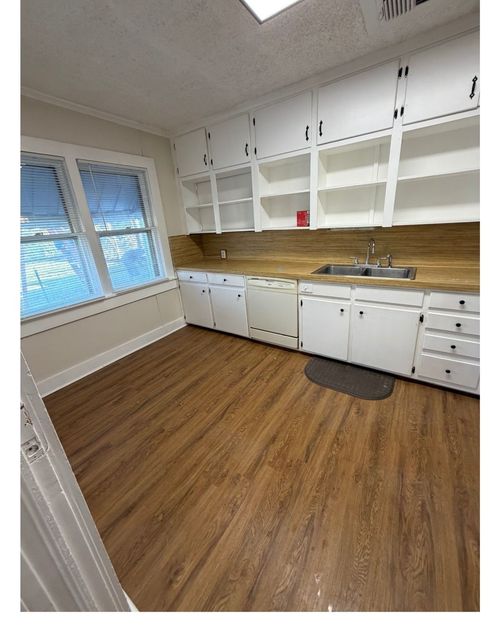 805 W Spring St, Weatherford, TX, 76086-3135 | Card Image