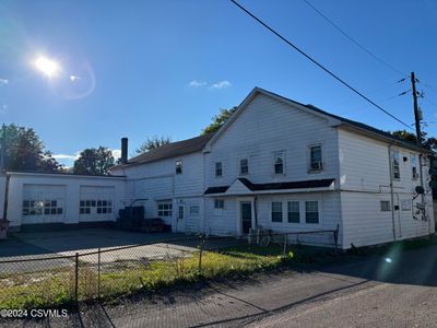 425 Race Street, Home with 6 bedrooms, 4 bathrooms and 8 parking in Sunbury PA | Image 2