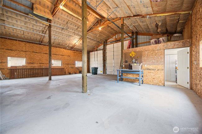 Huge garage/shop with doors on both sides | Image 31