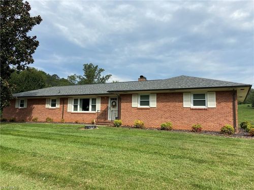 2547 Riverside Dr, Mount Airy, NC, 27030-8262 | Card Image