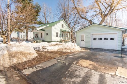 638 Lillian St, Watertown, NY, 13601-2131 | Card Image