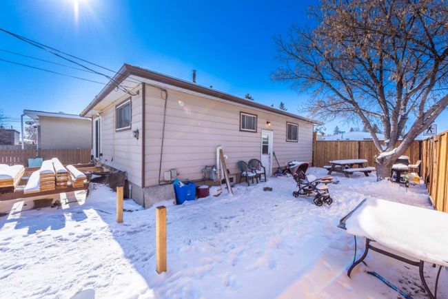 2002 40 Street Se, Home with 4 bedrooms, 2 bathrooms and 2 parking in Calgary AB | Image 8