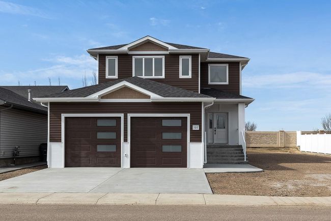 100 Somerside Way Se, Home with 3 bedrooms, 2 bathrooms and 4 parking in Medicine Hat AB | Image 1