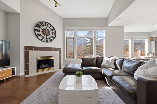 10979 Valley Ridge Drive Nw, Home with 3 bedrooms, 3 bathrooms and 4 parking in Calgary AB | Image 3