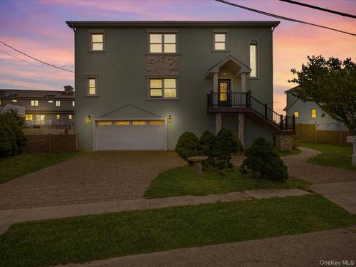 125 S Bay Dr, Babylon, NY, 11702-4100 | Card Image
