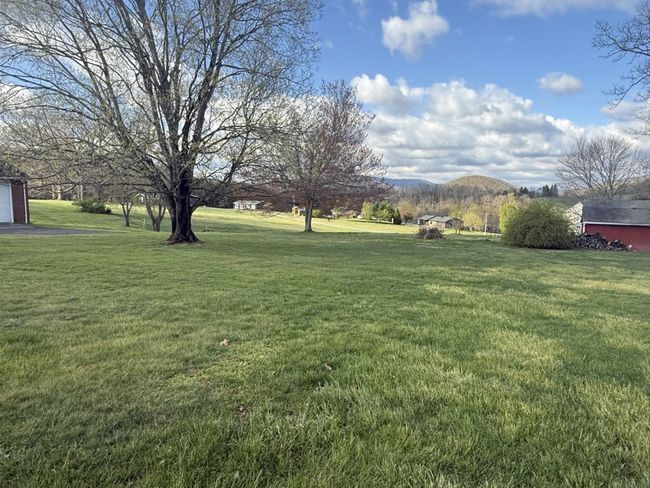 186 Summit Dr, Home with 3 bedrooms, 2 bathrooms and null parking in Peterstown WV | Image 23