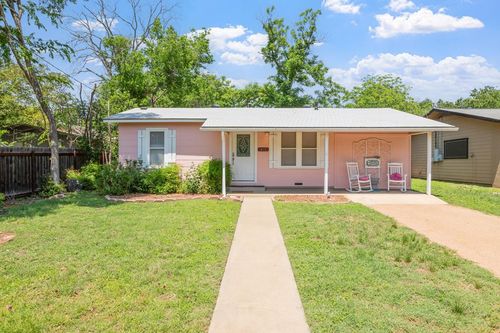 812 W Austin St, Fredericksburg, TX, 78624-2504 | Card Image