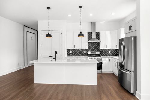 2211 18th Ave N, Nashville, TN, 37208-1124 | Card Image