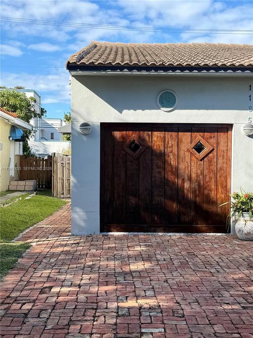 1-1185 Biarritz Dr, Miami Beach, FL, 33141-3631 | Card Image