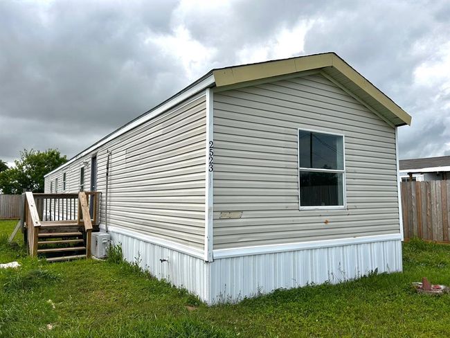 2523 Oyster Creek Bnd, House other with 3 bedrooms, 2 bathrooms and null parking in Oyster Creek TX | Image 15