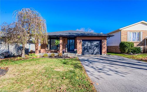 82 Oakhurst Cres, Kitchener, ON, N2B3K3 | Card Image