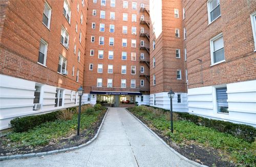 6m-247 Parkview Ave, Yonkers, NY, 10708-1314 | Card Image