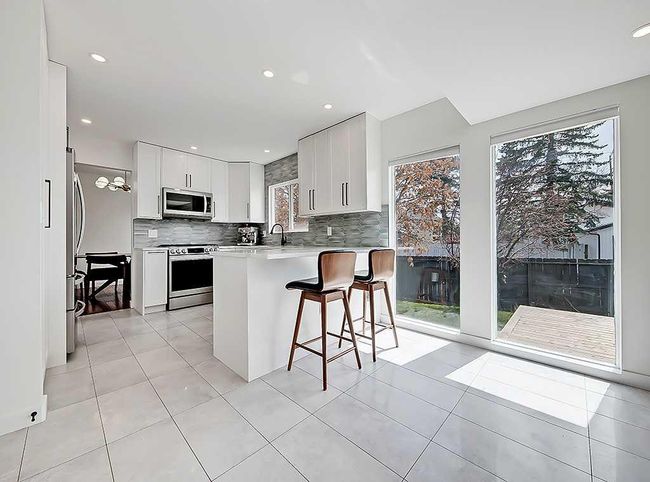 127 Silver Ridge Close Nw, Home with 4 bedrooms, 3 bathrooms and 4 parking in Calgary AB | Image 4