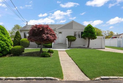 9 Marlin Rd, East Quogue, NY, 11942-4908 | Card Image