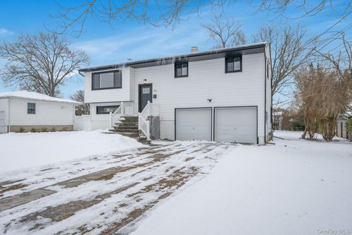 104 Harrisburg St, Bay Shore, NY, 11706-4525 | Card Image