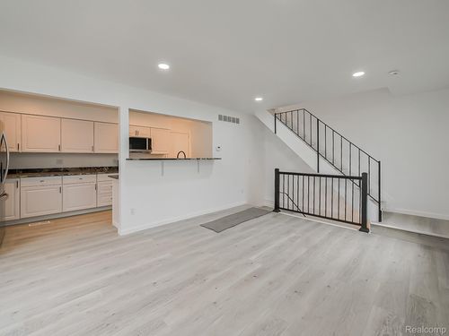 1422 Harbor Dr, Walled Lake, MI, 48390-3632 | Card Image