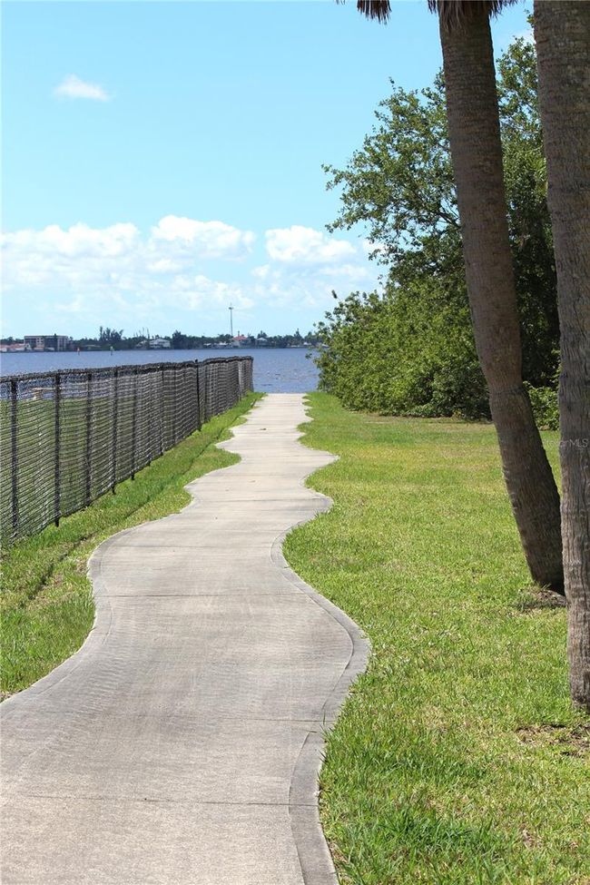 Community sidewalk to waterfront | Image 33