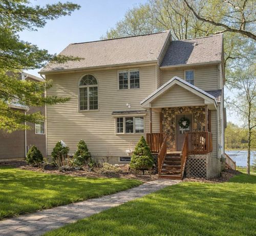 6511 Forest Beach Dr, Brighton, MI, 48116-7724 | Card Image