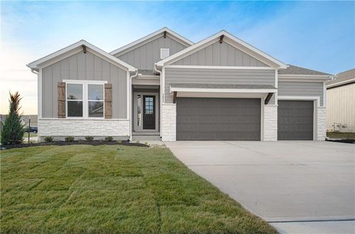 4628 Sw Robinson Dr, Lee's Summit, MO, 64083-6118 | Card Image