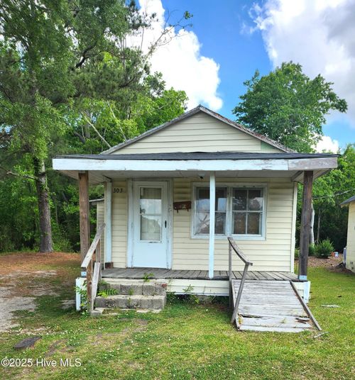 303 Garris St, Ayden, NC, 28513-2707 | Card Image