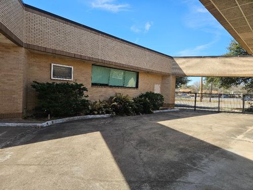 1225 N Avenue C, Elgin, TX, 78621-1516 | Card Image