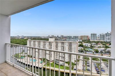 2023 - 500 Bayview Dr, Condo with 2 bedrooms, 2 bathrooms and null parking in Sunny Isles Beach FL | Image 1