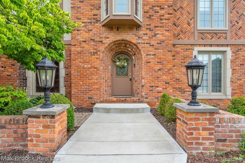 404 Shellbourne Dr, Rochester Hills, MI, 48309-1160 | Card Image
