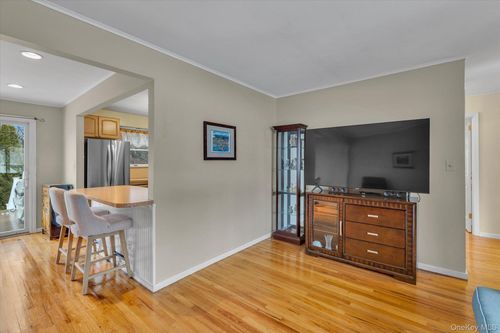 6 Longford St, Huntington, NY, 11743-6233 | Card Image