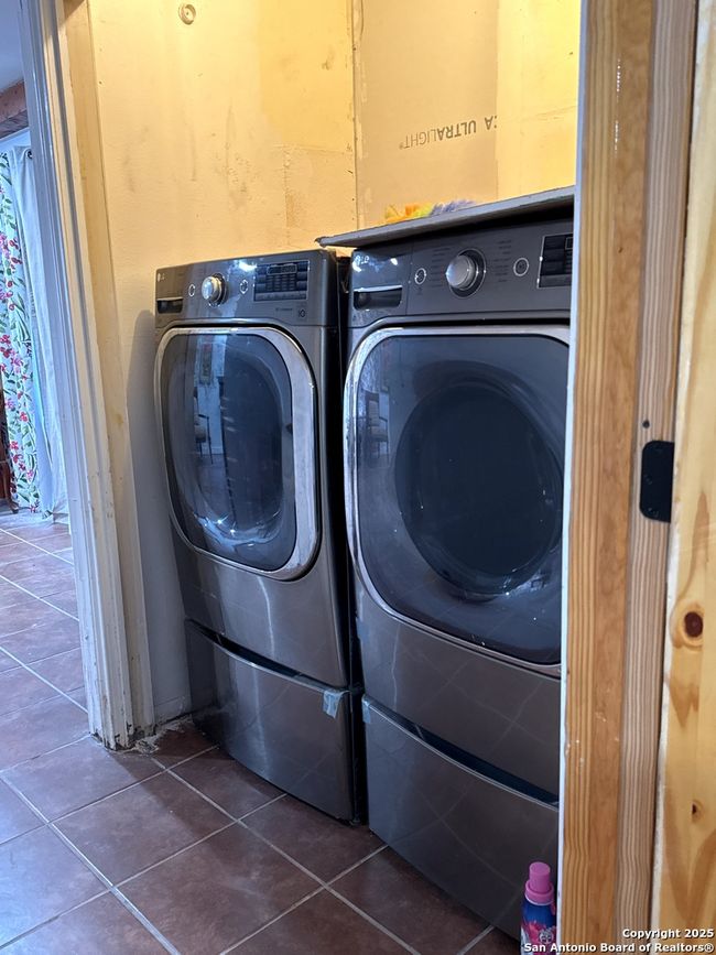 713 Boone St, House other with 2 bedrooms, 2 bathrooms and null parking in Uvalde TX | Image 22