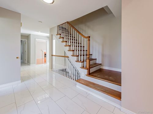 28597 Bristol Ct, Farmington Hills, MI, 48334-2912 | Card Image