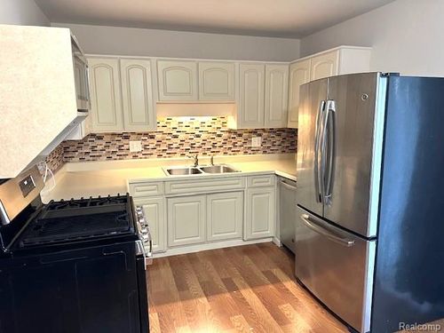 30817 Birchwood St, Westland, MI, 48186-5054 | Card Image