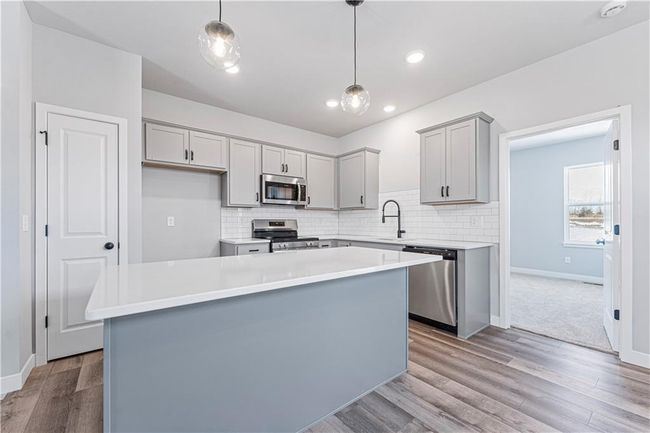 2437 Nw Sunnyvale Ct, House other with 3 bedrooms, 2 bathrooms and null parking in Blue Springs MO | Image 6