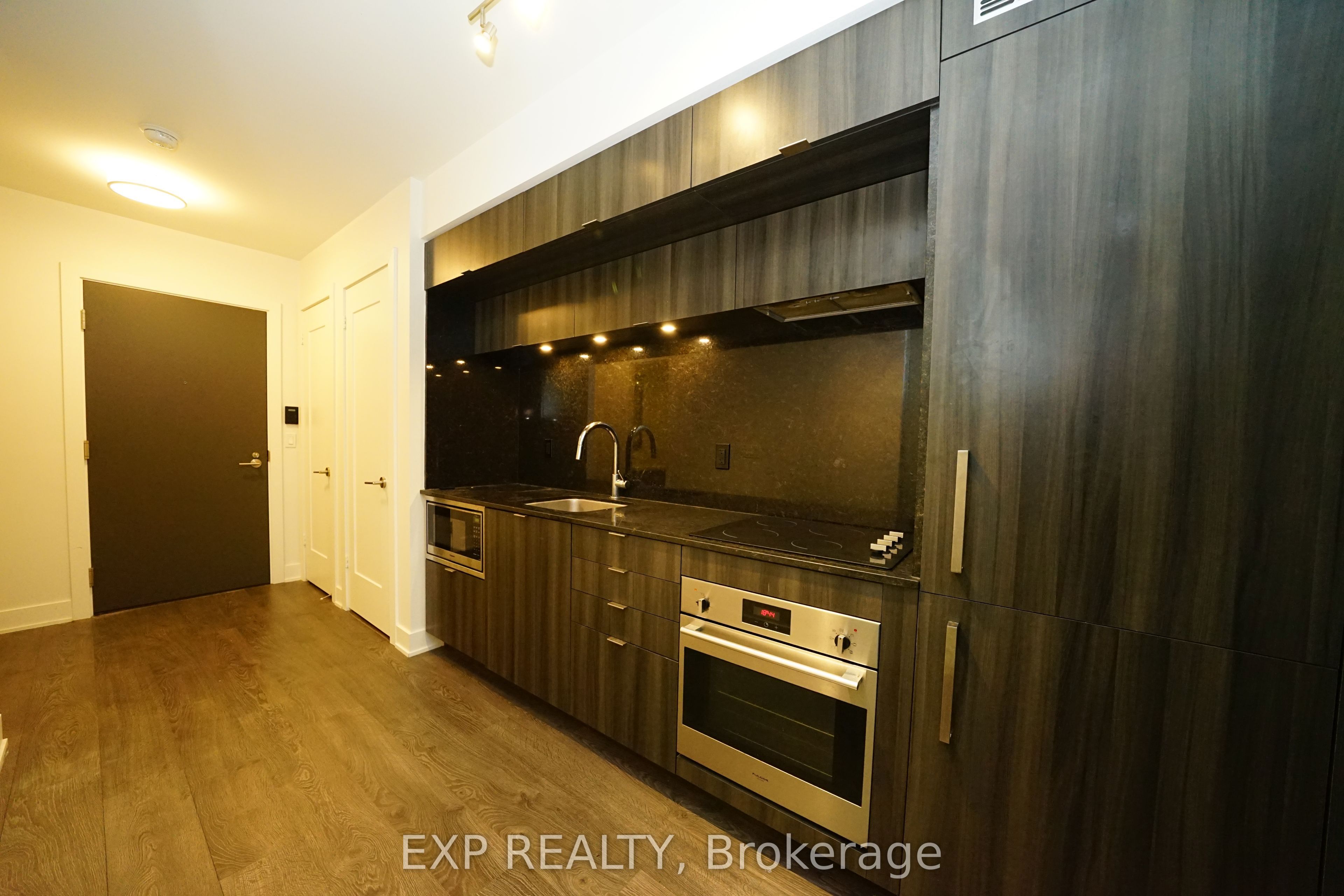 Residential Lease in Toronto C01 5