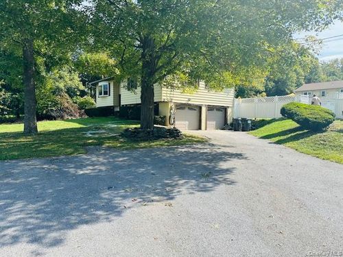 26 Elizabeth Ave, Middletown, NY, 10941-1515 | Card Image