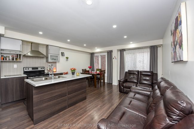 490 Queen Mary Dr, House attached with 3 bedrooms, 3 bathrooms and 1 parking in Brampton ON | Image 5