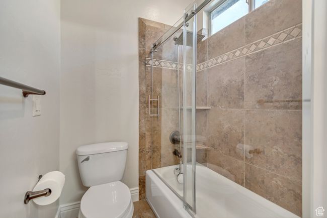 Full bath featuring toilet and enclosed tub / shower combo | Image 25