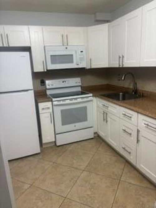 220-600 Village Green Ct, Palm Springs, FL, 33461-6520 | Card Image