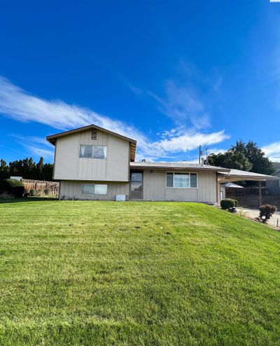 824 Taylor, Home with 3 bedrooms, 2 bathrooms and null parking in Sunnyside WA | Image 2