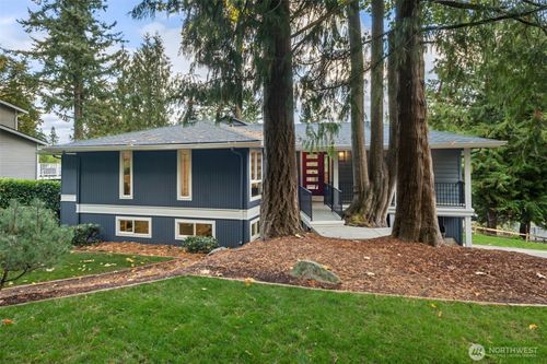 800 W Sunset Way, Issaquah, WA, 98027-3008 | Card Image