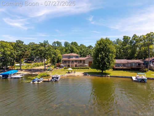16217 Cove Dr, Linden, MI, 48451-8717 | Card Image