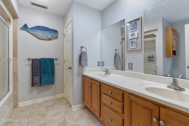 Upstairs Ensuite Bathroom | Image 10