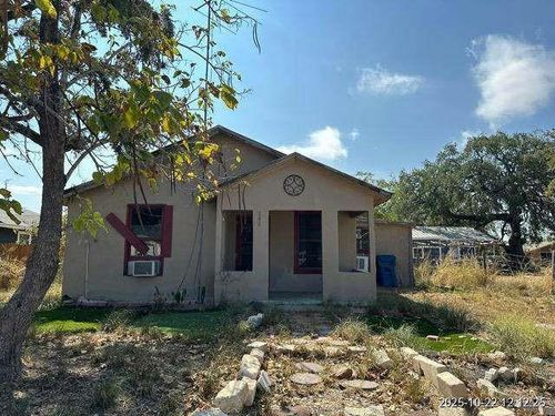 808 Bowen St, Pleasanton, TX, 78064-2816 | Card Image